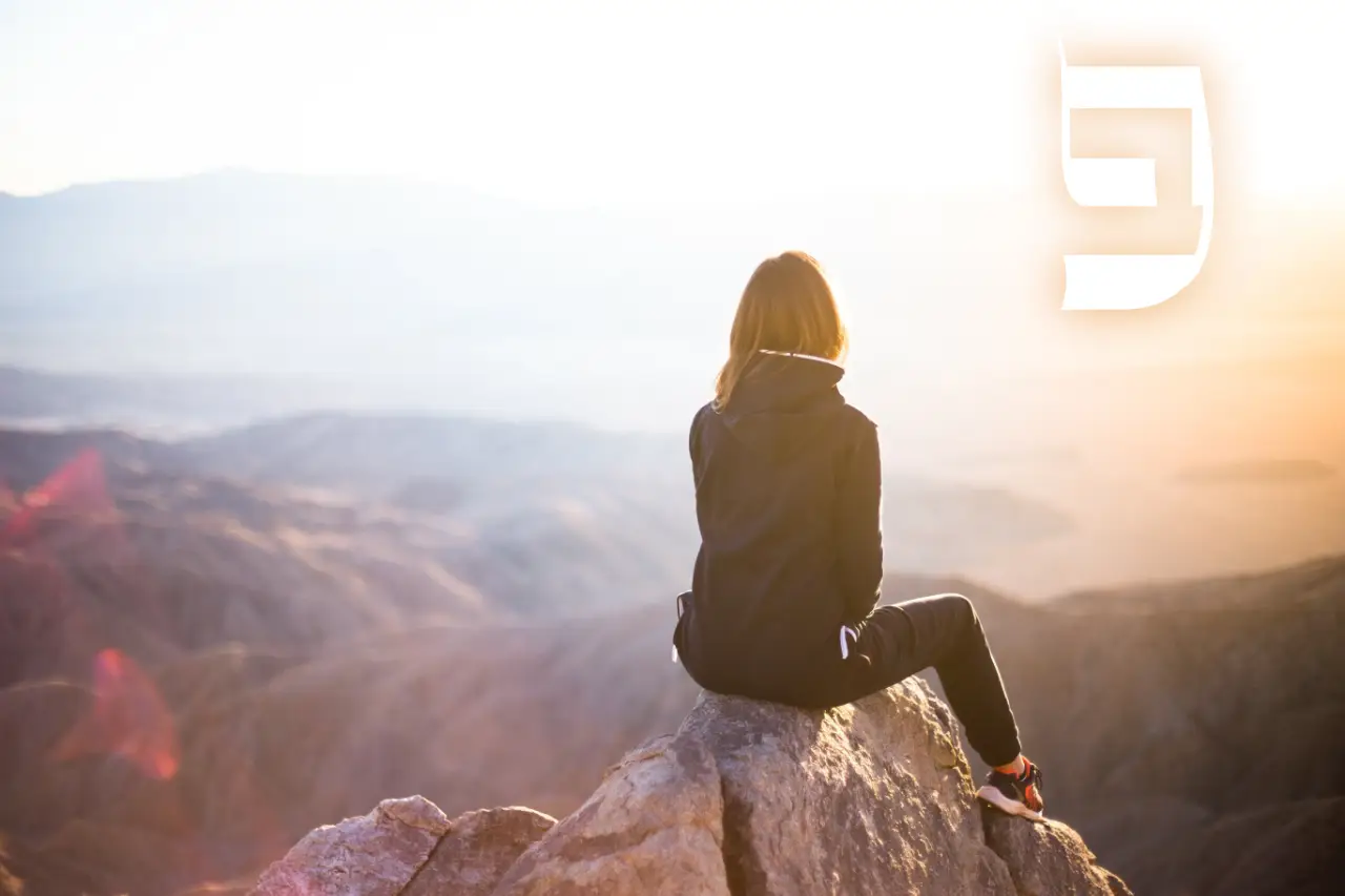 Femme qui pense, le regard plongé dans l'horizon. NOBOOK