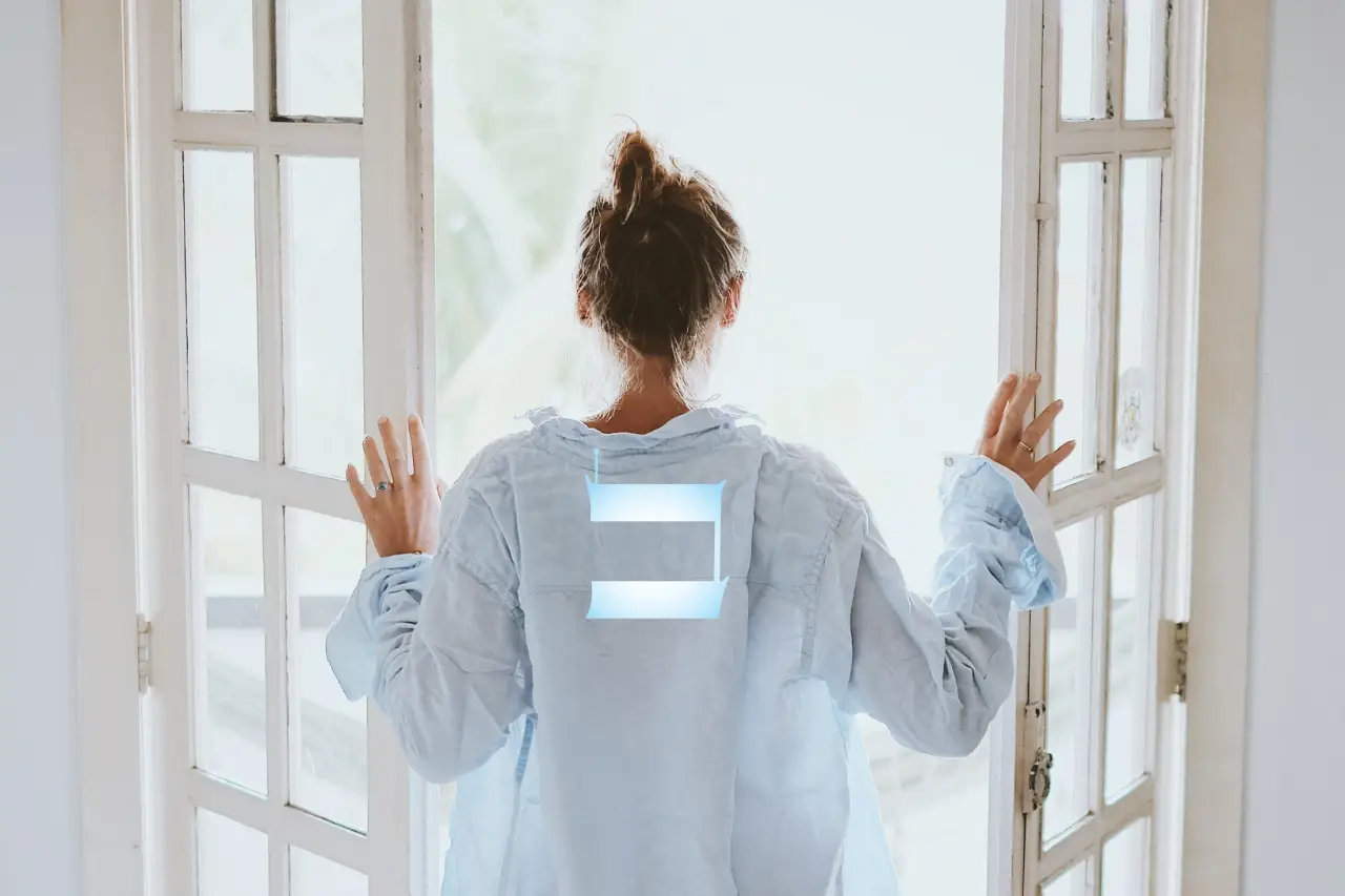 Femme qui ouvre une fenêtre sur un paysage blanc. NOBOOK